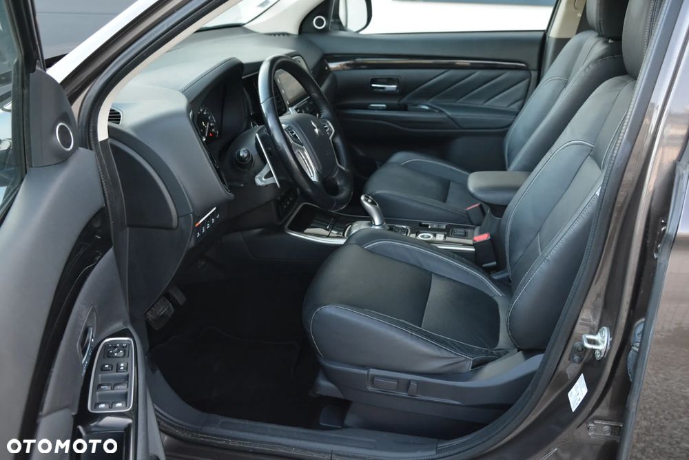 Mitsubishi Outlander 2.0 4WD Plug-In Hybrid - 26