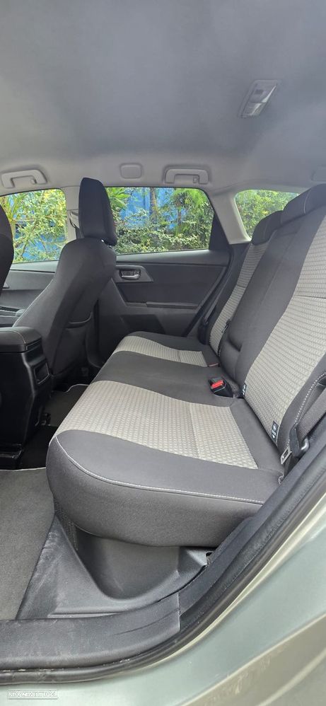Toyota Auris Touring Sports 1.8 HSD Comfort+P.Sport - 11