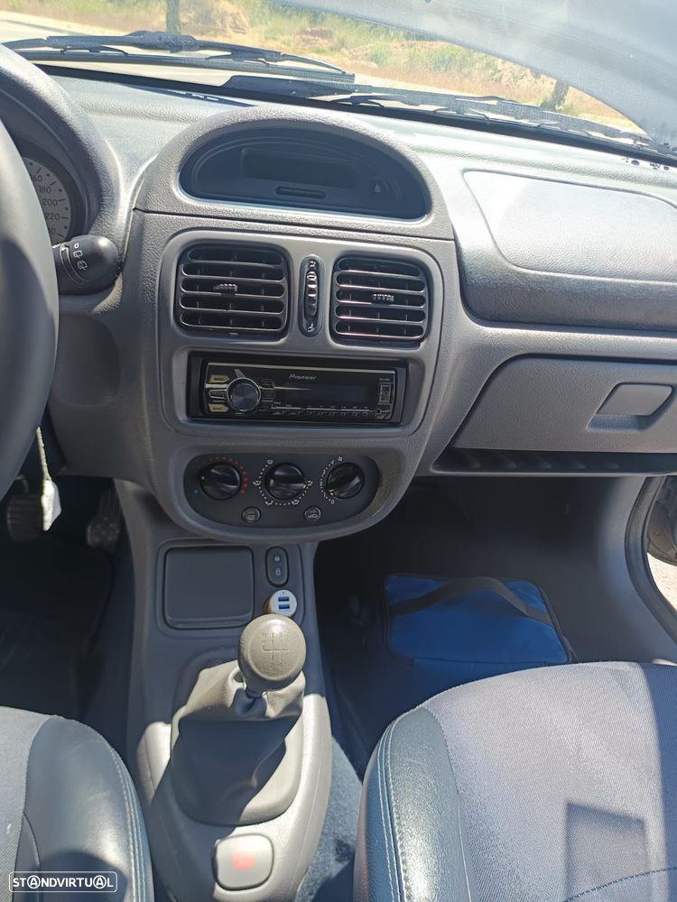 Renault Clio 1.4 16V Si - 21