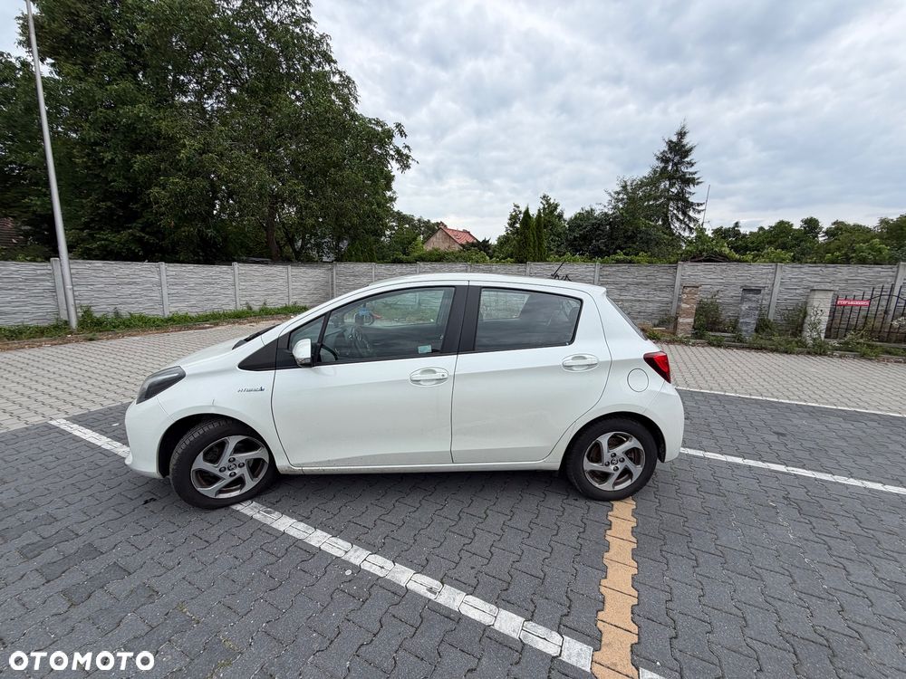 Toyota Yaris Hybrid 100 Premium - 2
