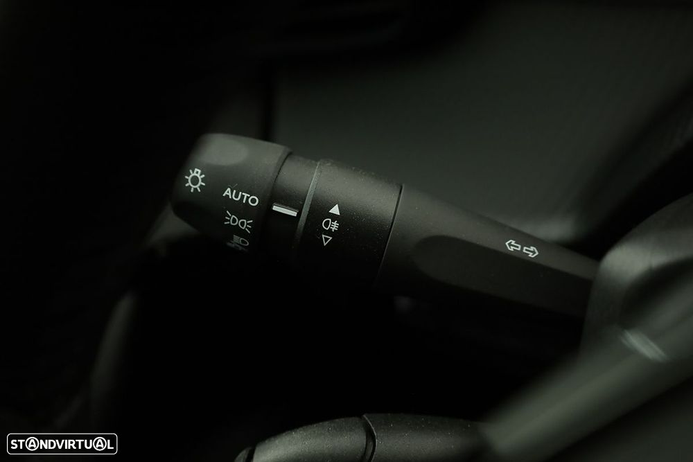Peugeot e-2008 54 kWh Allure — fotografia 17
