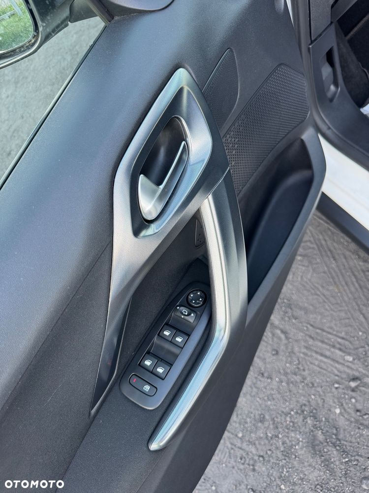 Peugeot 2008 1.2 Pure Tech GPF Allure S&S EAT6 - 20