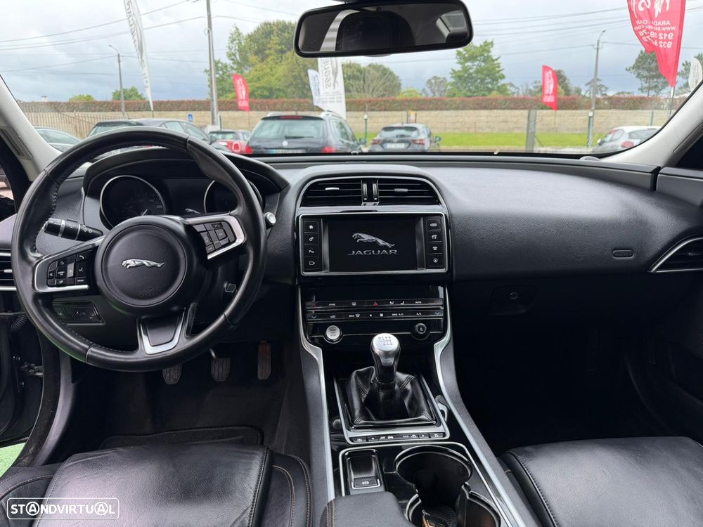 Jaguar XE 2.0 D Prestige - 7