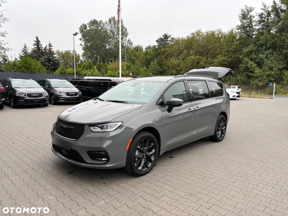 Chrysler Pacifica - 1