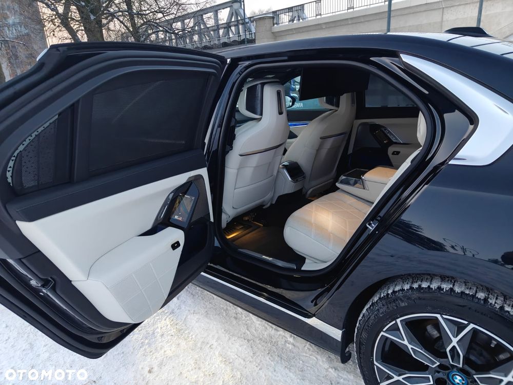 BMW i7 xDrive60 - 16