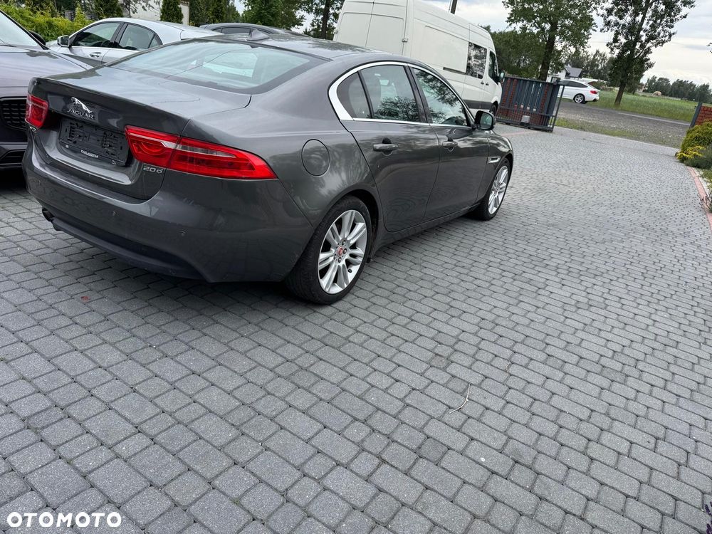Jaguar XE 2.0 T R-Sport - 6