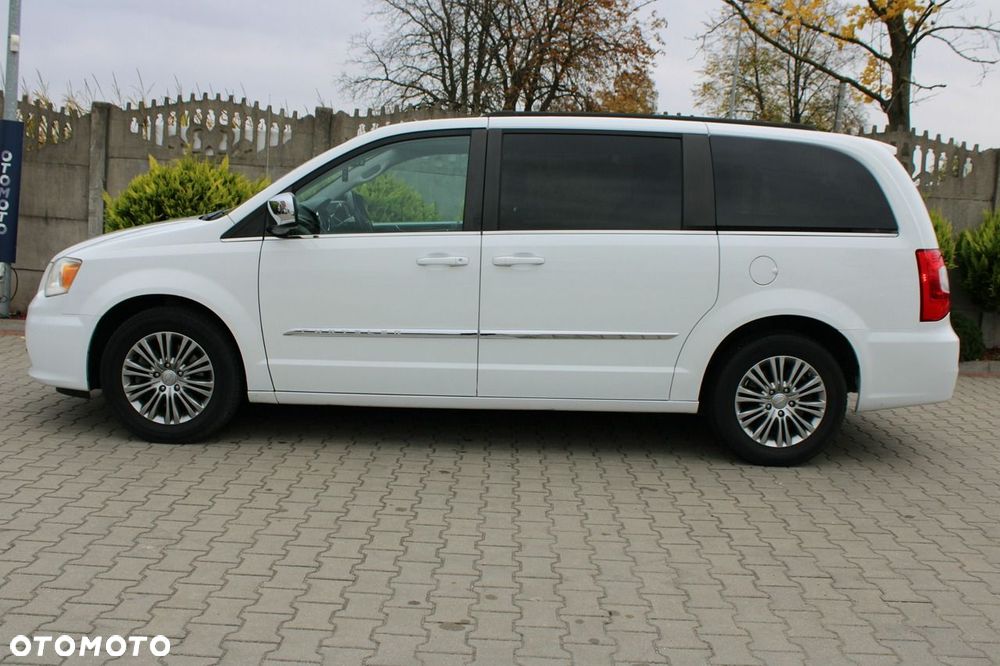 Chrysler Town & Country - 4
