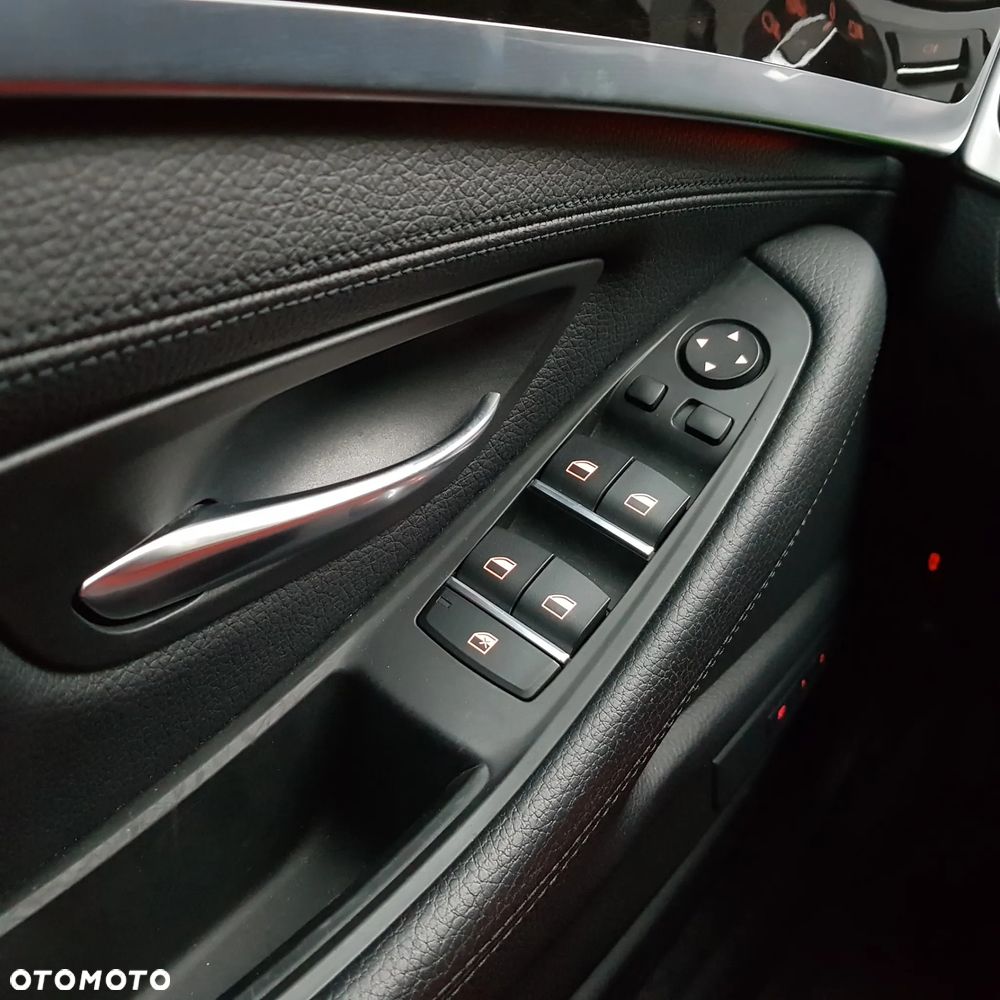 BMW Seria 5 530d xDrive - 7