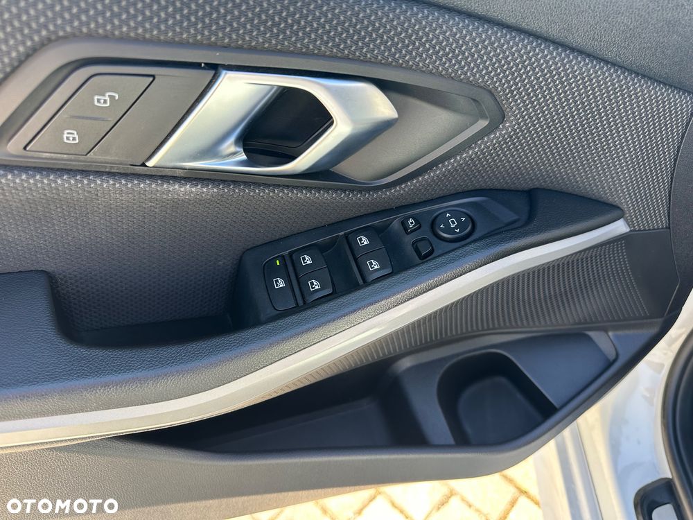 BMW Seria 3 318i - 15