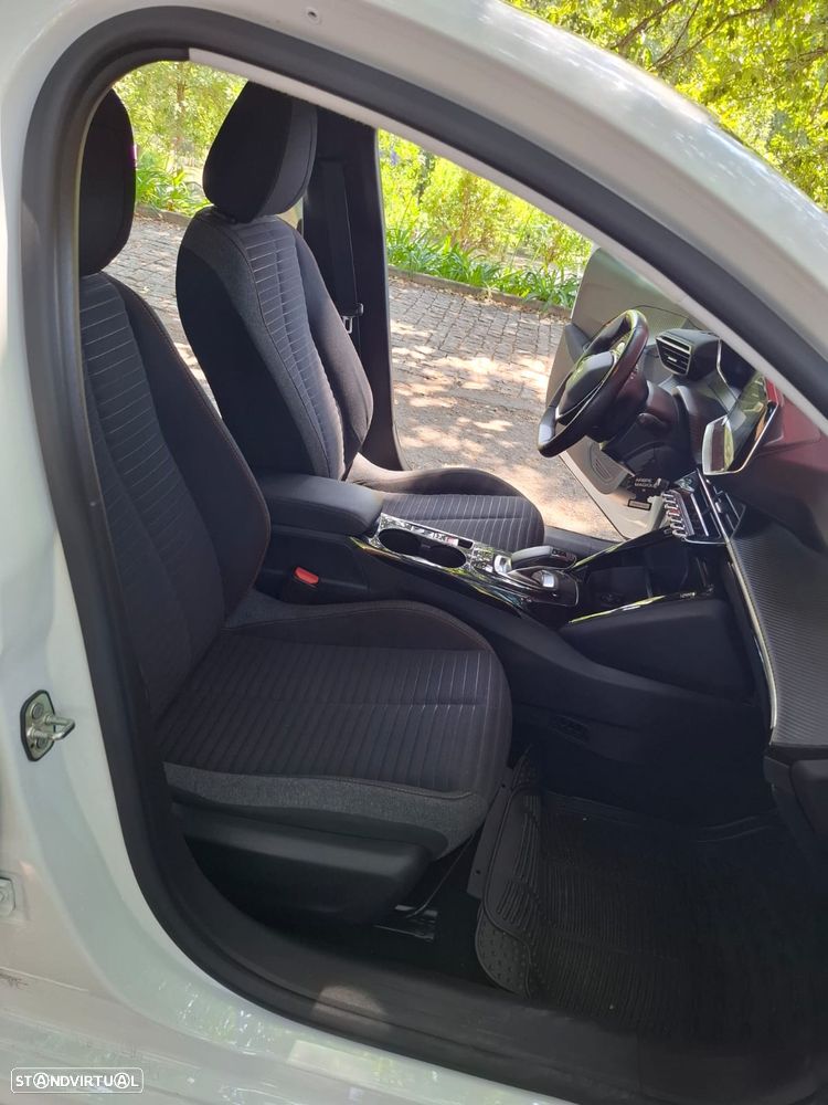 Peugeot e-208