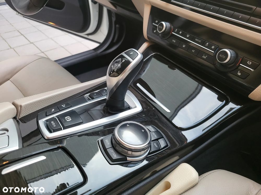 BMW Seria 5 528i xDrive Luxury Line - 22