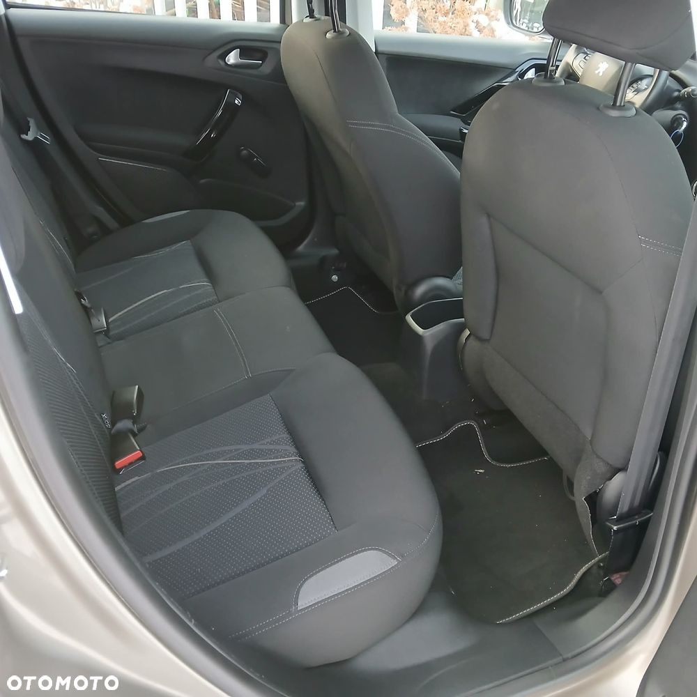 Peugeot 208 - 16