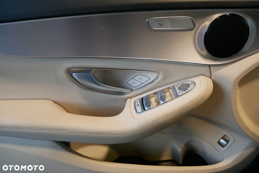 Mercedes-Benz Klasa C 200 4-Matic 9G-TRONIC - 32