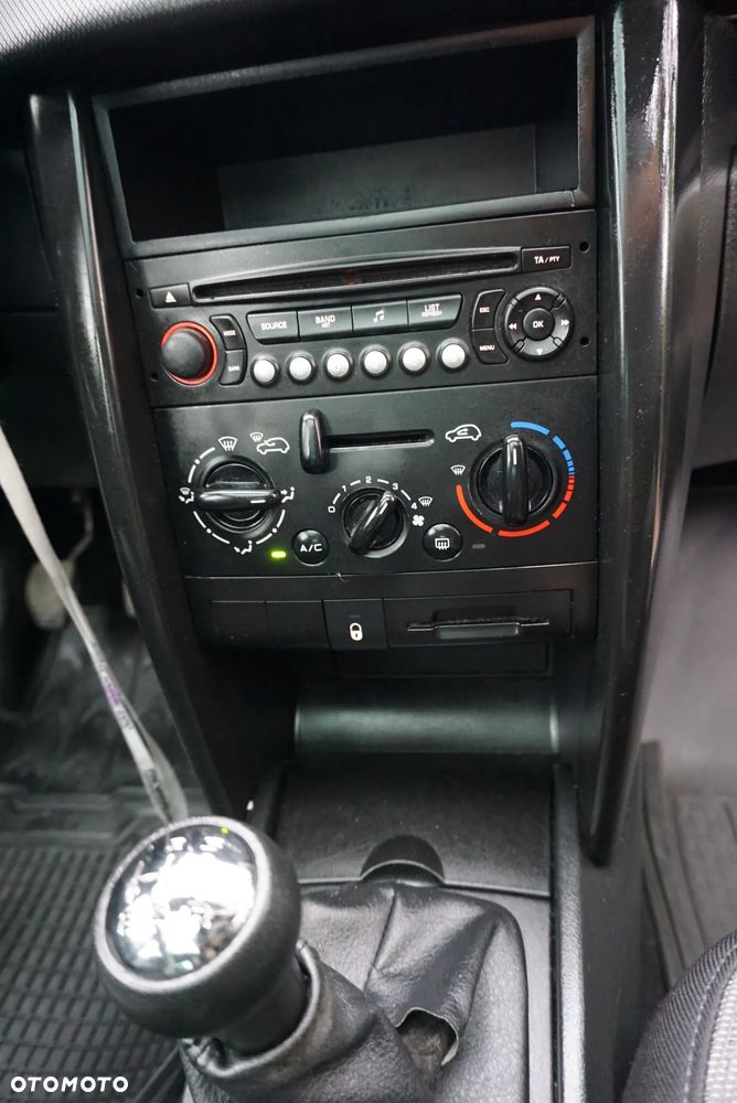 Peugeot 207 1.4 16V Trendy - 16