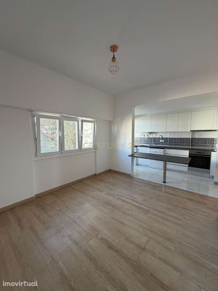 T3 Remodelado com 3 Varandas em Cascais – Espaço, Luz e Qualidade de V - Grande imagem: 3/21