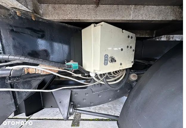 Land Rover Defender - 30