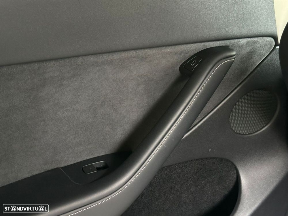Tesla Model Y Standard RWD - 13
