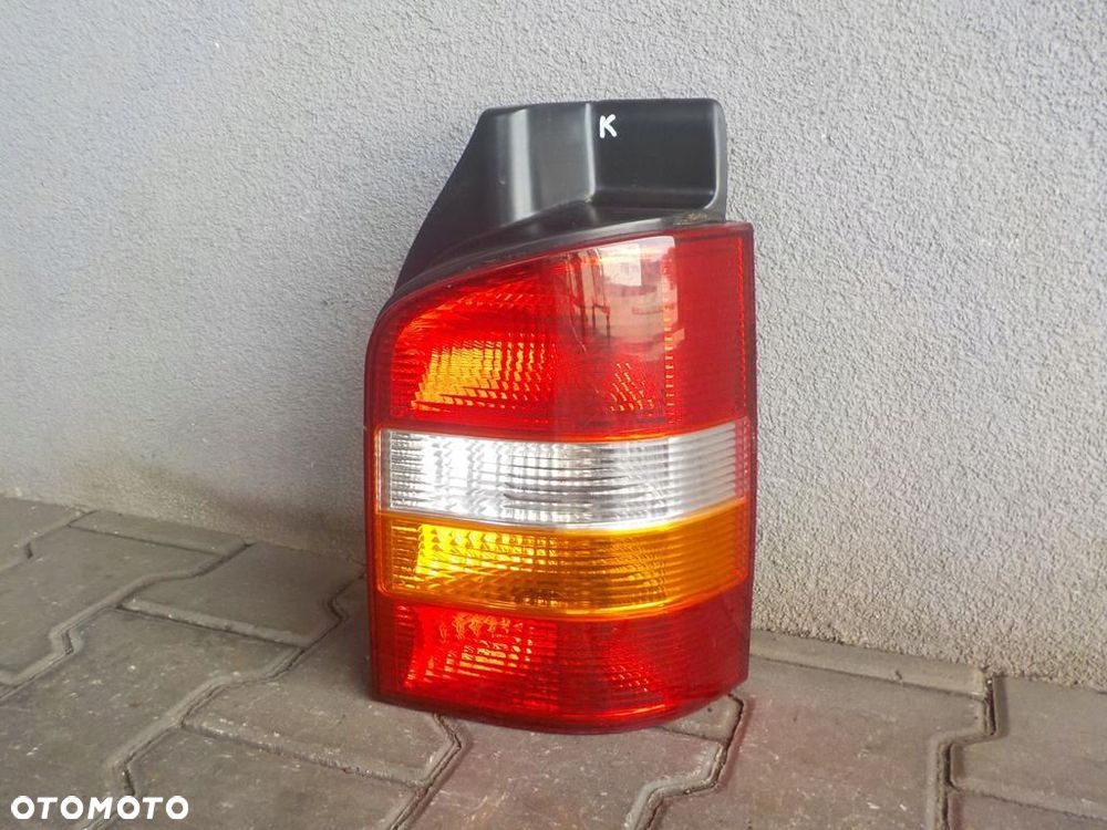 VW T5 LAMPA TYLNA TYL PRAWA WERSJA Z KLAPĄ - 1