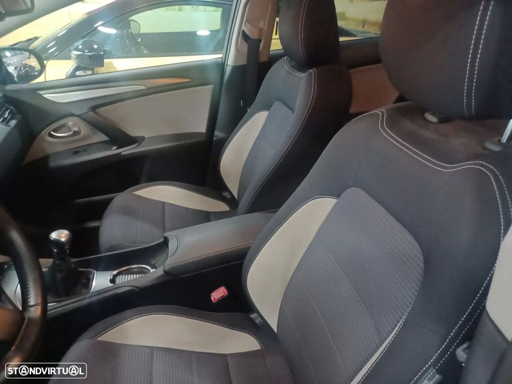 Toyota Avensis 1.6 D-4D Comfort - 8