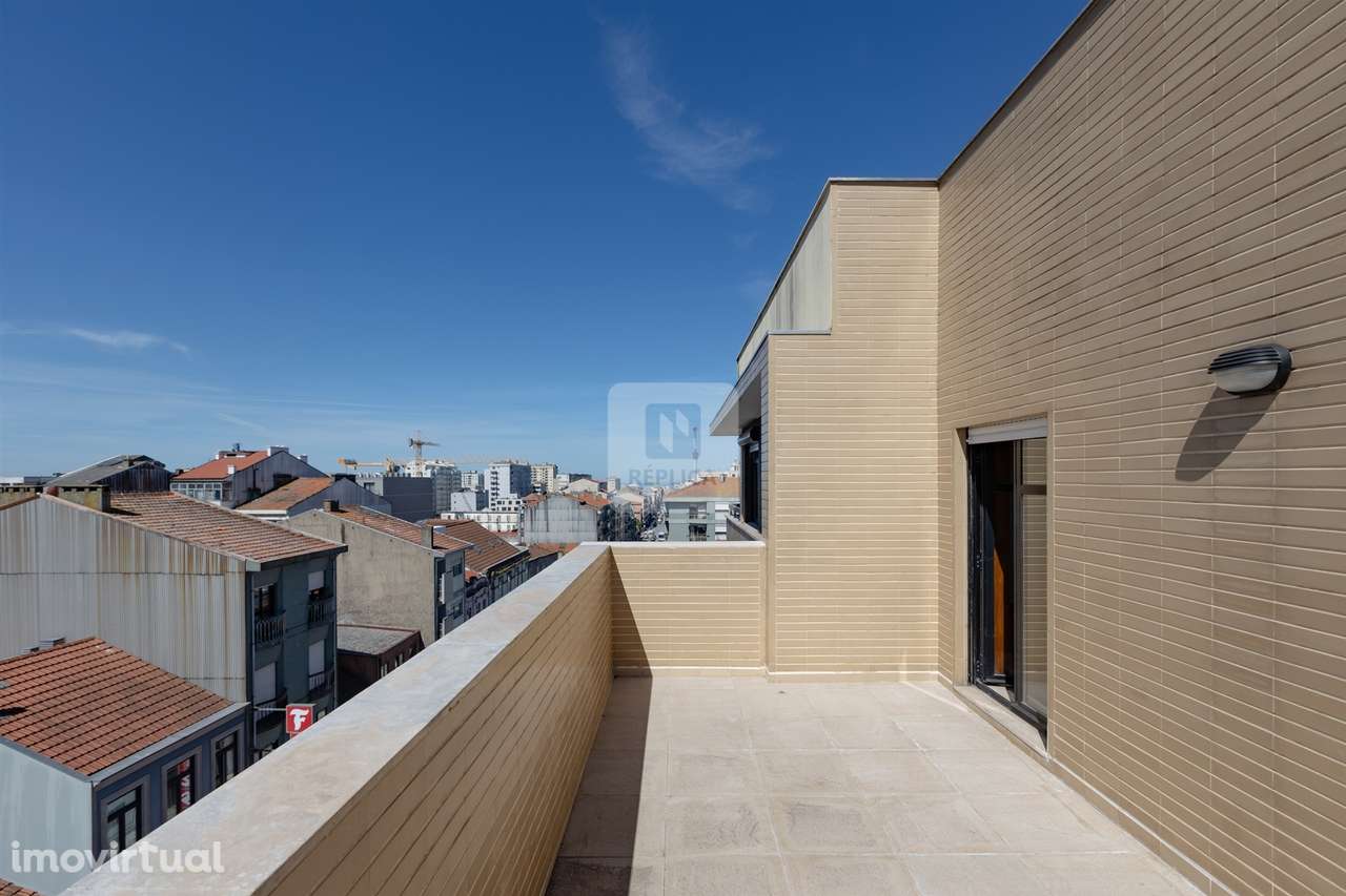 Apartamento T2 á Rua da Constituição, com terraço e garagem - Grande imagem: 2/35