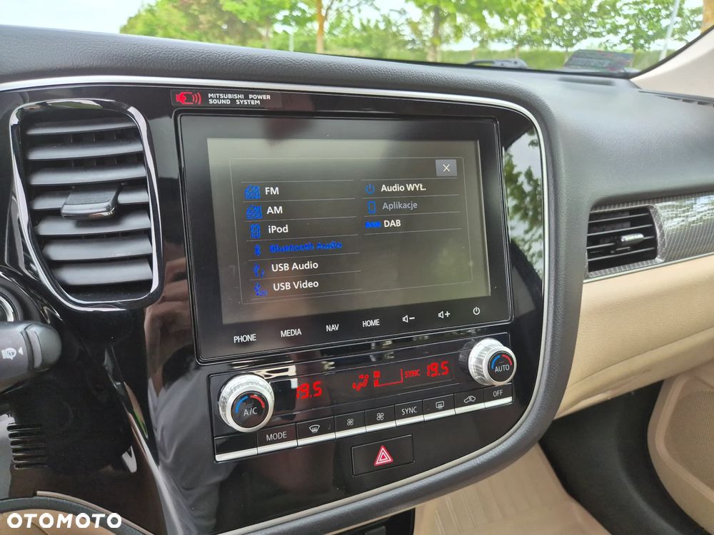 Mitsubishi Outlander 2.0 Instyle + 4WD CVT - 11