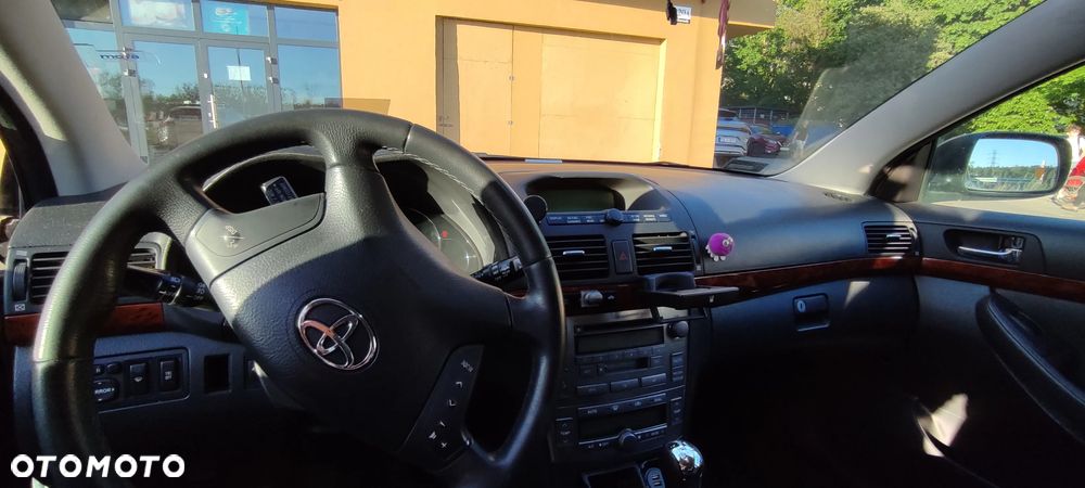 Toyota Avensis 2.0 VVT-i High - 19