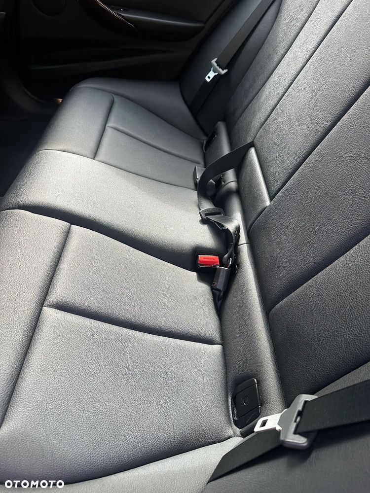 BMW Seria 3 328i xDrive - 29