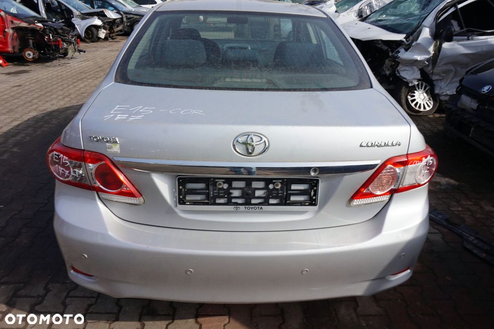 KLAPA BAGAŻNIKA TYLNA COROLLA E15 LIFT SEDAN 1F7  SREBRNY TOYOTA 2010-2013 - 1