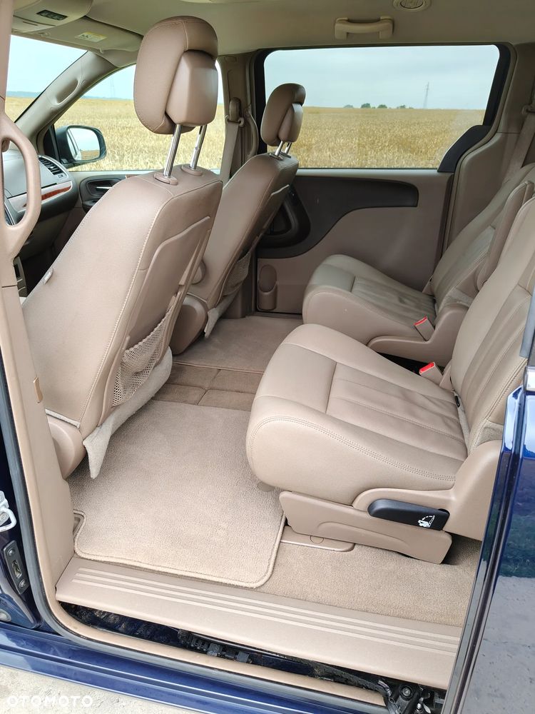 Chrysler Town & Country 3.6 Limited - 26