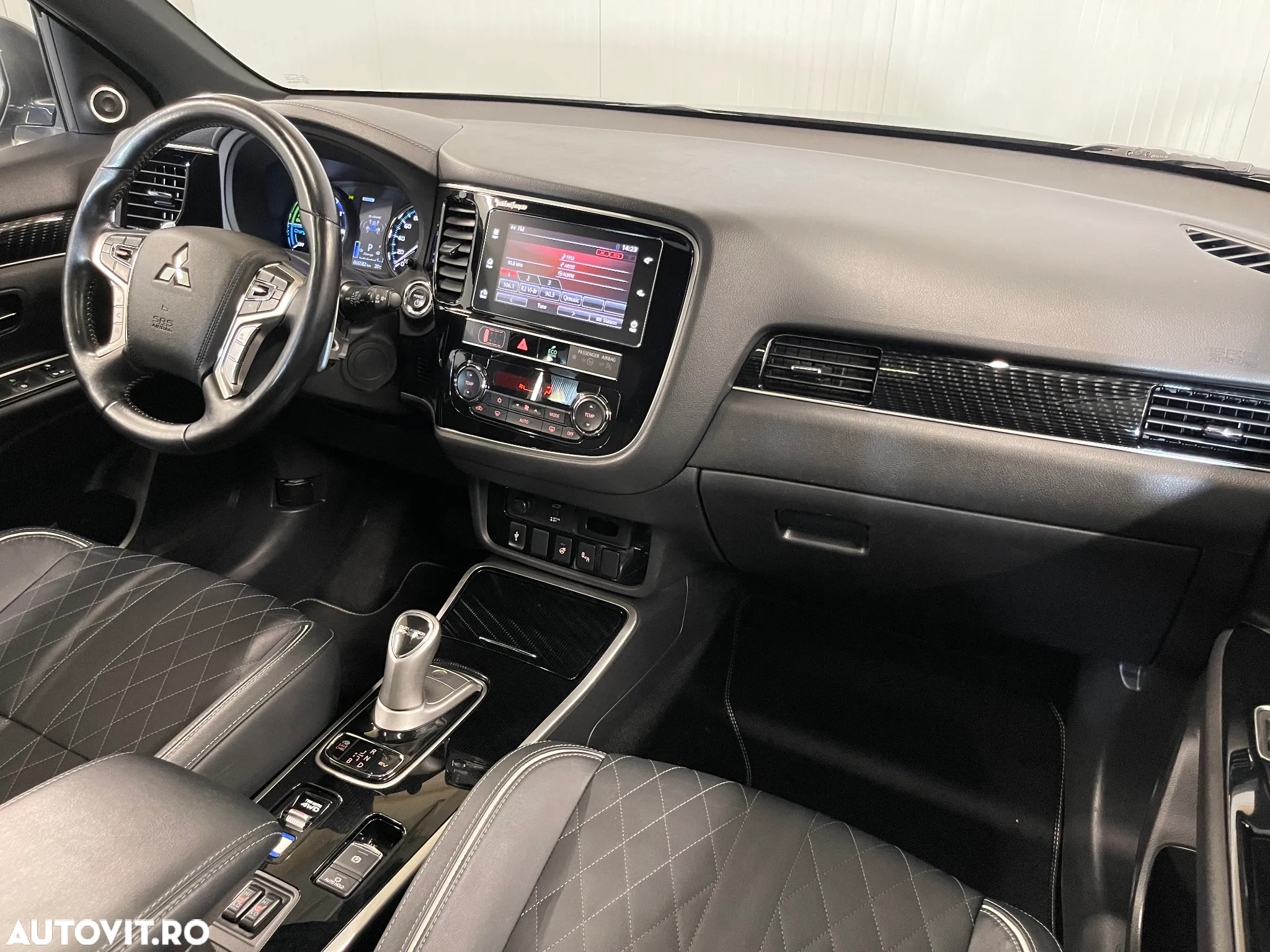 Mitsubishi Outlander 2.4 4WD Plug-In Hybrid Top - 9