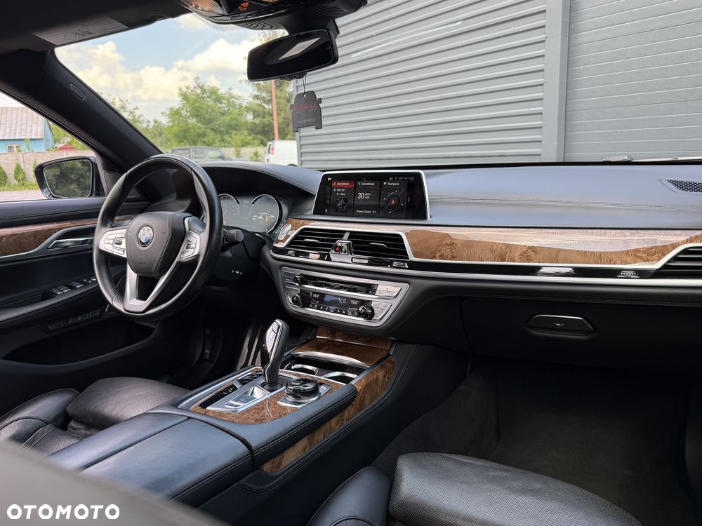 BMW Seria 7 750Li xDrive - 32