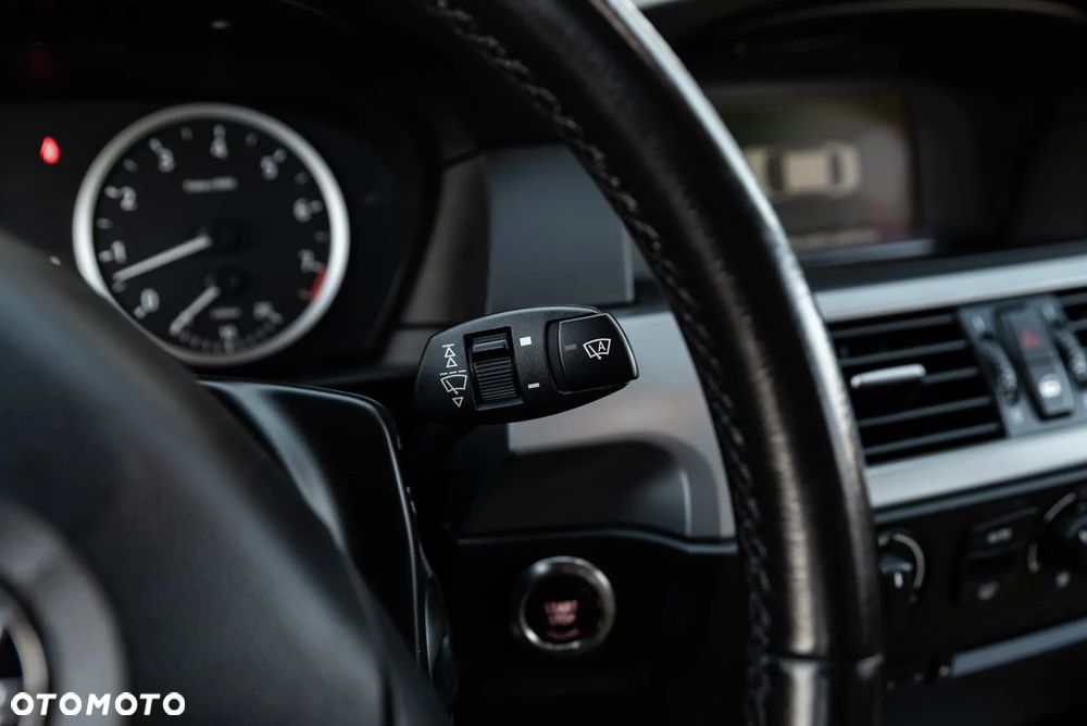 BMW Seria 5 525xi - 28