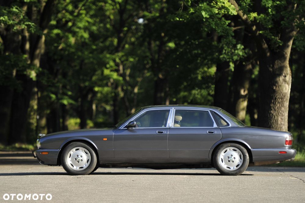 Jaguar XJ - 8