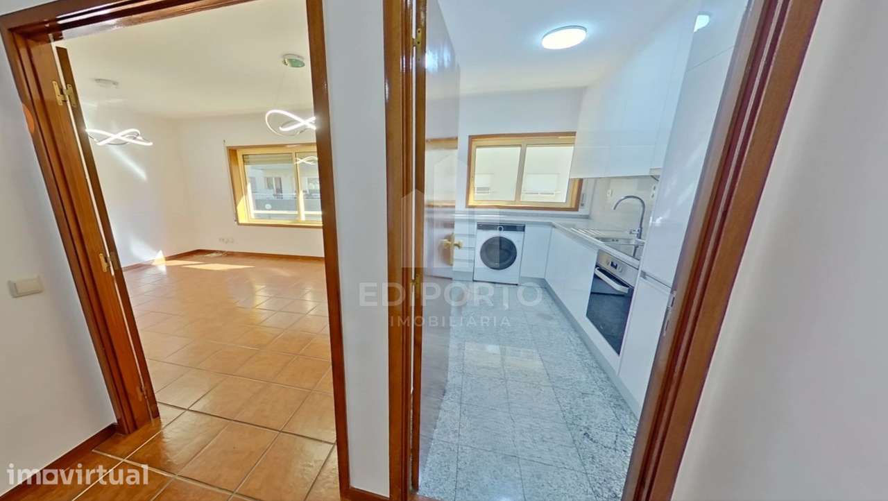 Apartamento T2 de 2 Frentes Totalmente Renovado com Lugar de Garagem – - Grande imagem: 2/27