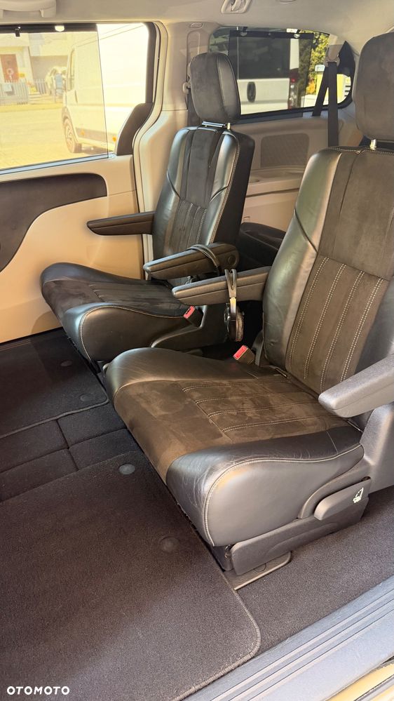 Chrysler Town & Country 3.6 Limited - 34