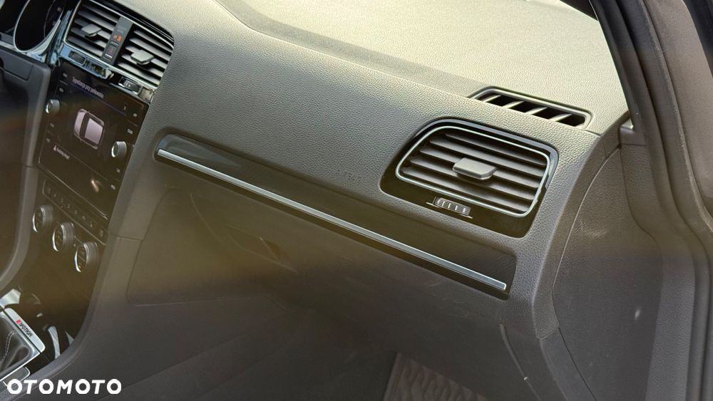 Volkswagen Golf - 22