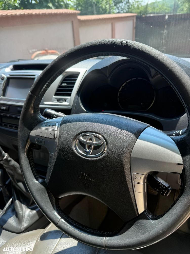 Toyota Hilux 4x4 Double Cab - 11