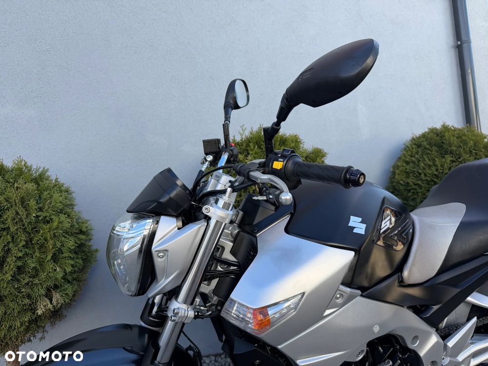 Suzuki GSR - 35