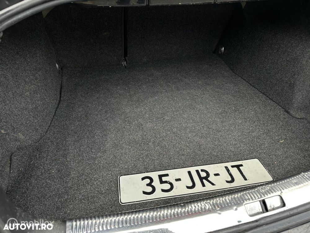 Volkswagen Passat 1.6 Comfortline Family - 12