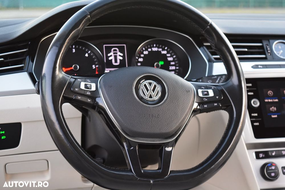 Volkswagen Passat - 12