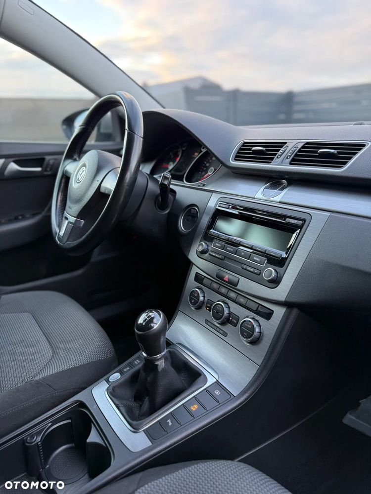 Volkswagen Passat - 11