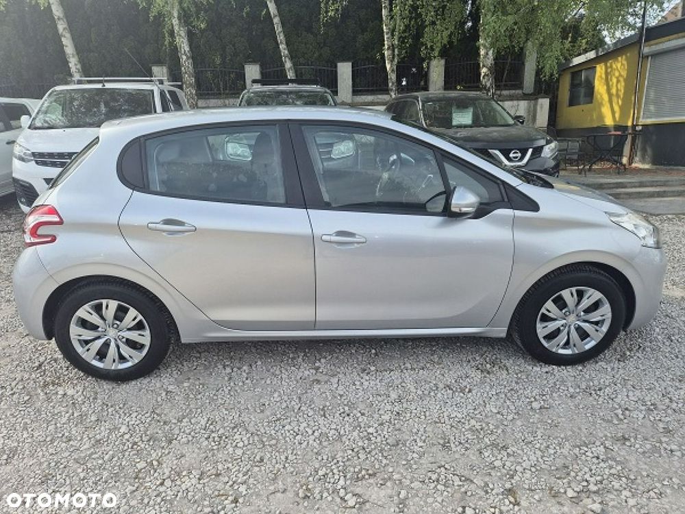 Peugeot 208 - 8