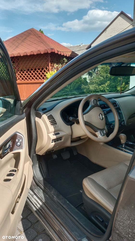 Nissan Altima - 4