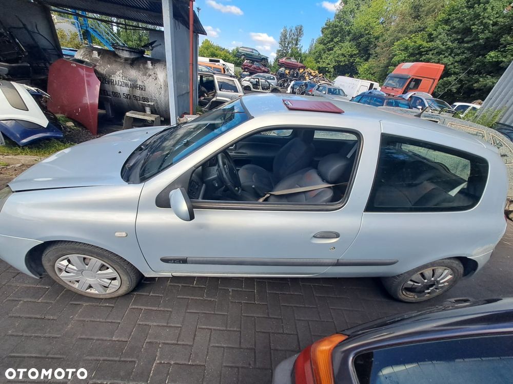 Renault Clio II (03-06r.) 1.5 DCI 81KM. Silnik K9K 702 - D283258 Skrzynia JC5 128 - C192478 lakier MV632 - GREY BOREAL BC.Cały na części.GWARANCJA !!! Przód Tył Zestaw Komplet Drzwi Klapa Zderzak Błotnik Maska Grill Atrapa Szyba Pas Lampa Lusterko Boczki Fotel Kanapa Kokpit Deska Rozdzielcza Przełącznik Włącznik Sterownik Przewody Wiązka Instalacja Moduł Komputer Czujnik Listwa Pompa Alternator Wtryski Głowica Rozrusznik Kompresor Sprzęgło Dwumas Silnik Skrzynia ABS Klimatyzacji Paliwa Wspomagania Kolektor Turbina Przepustnica Zawór Chłodnica Koło Hak Belka Sanki Zawieszenie Mcpherson Półoś Amortyzator Wydech Tłumik Zacisk Most - 2