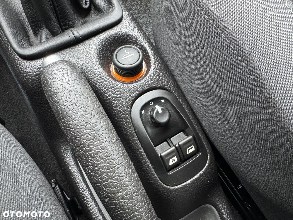 Peugeot 206 75 JBL - 21