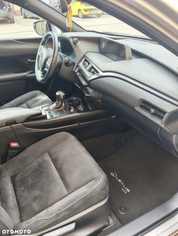 Lexus UX - 16