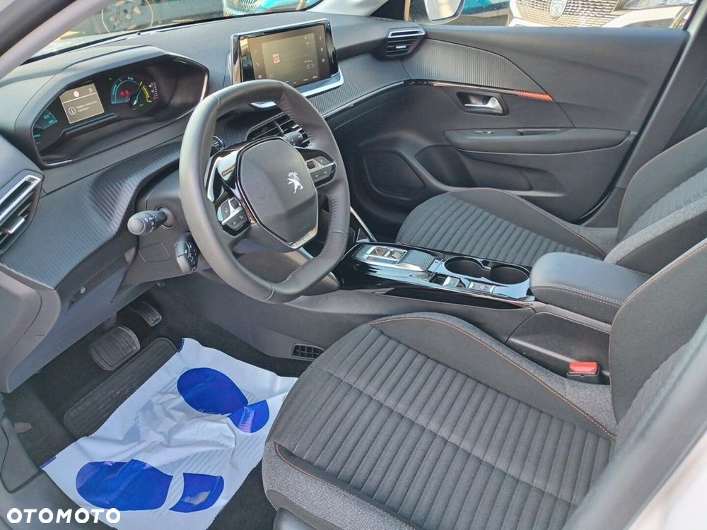 Peugeot 208 - 18
