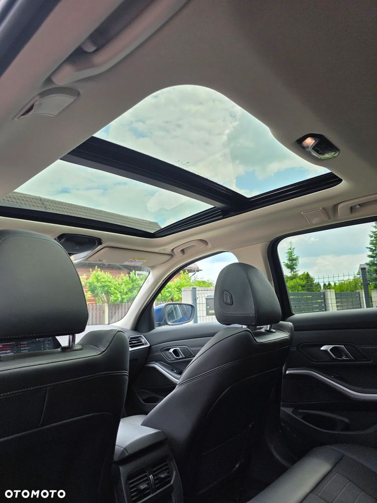BMW Seria 3 318d mHEV - 16