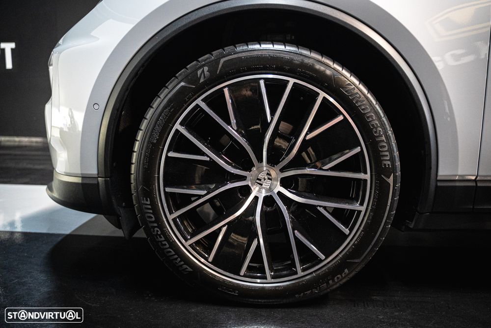 Porsche Macan Electric 4 - 6