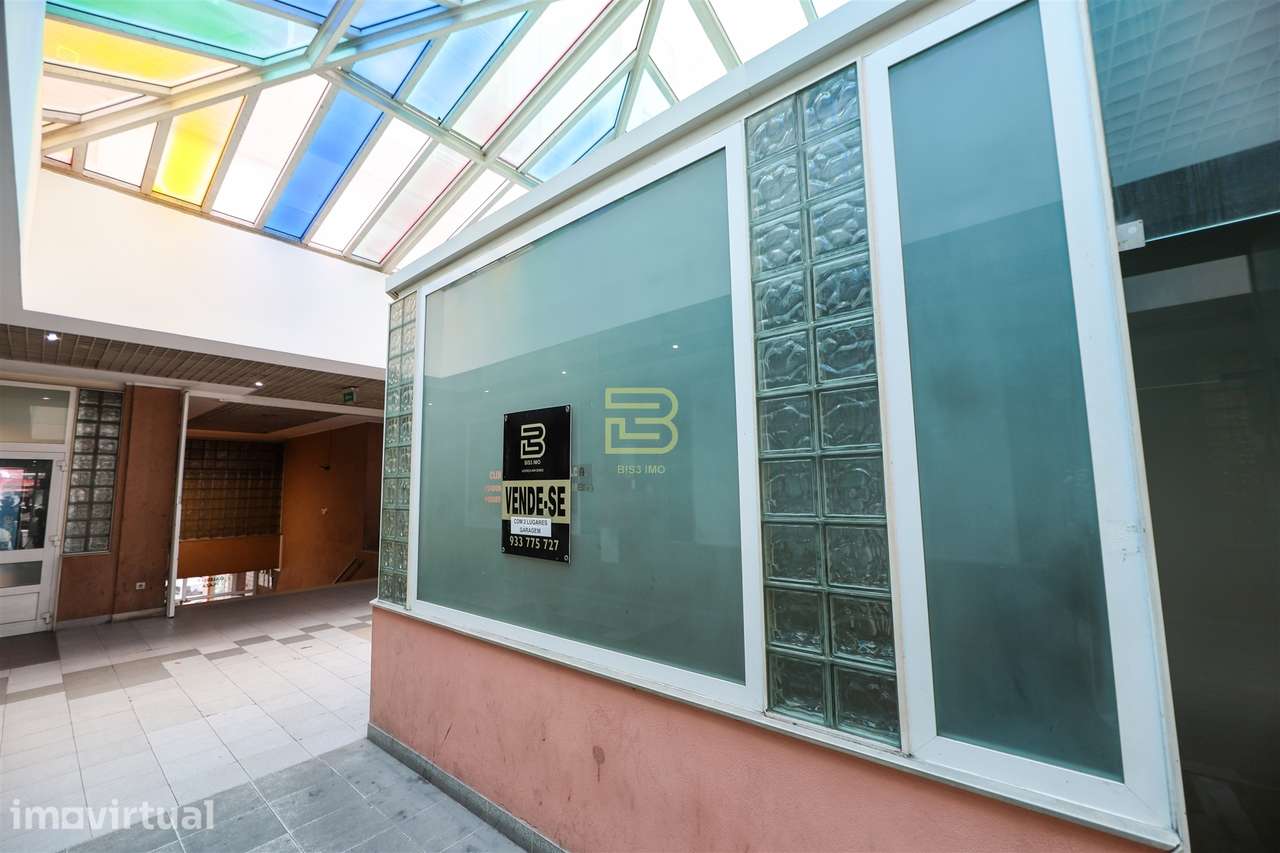 Loja situada numa galeria comercial, rodeada de todos os tipos de comé - Grande imagem: 2/12